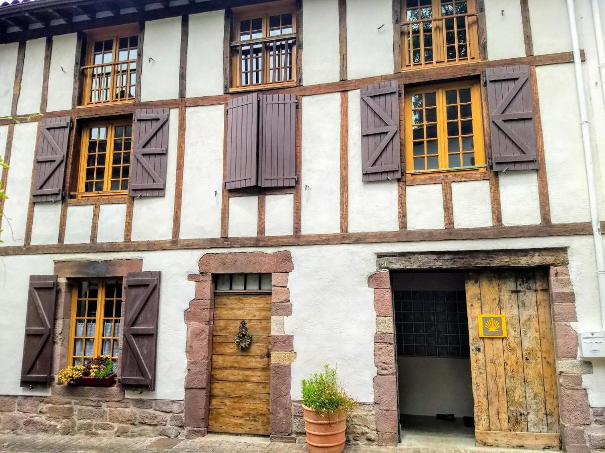 Gite De La Porte Saint Jacques: A Hostel For Pilgrims Экстерьер фото